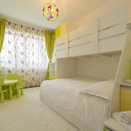 Family In Silver Mountain Apartment *