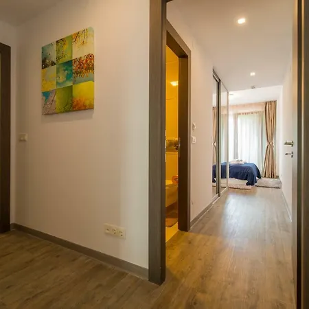 Family In Silver Mountain Apartment *
